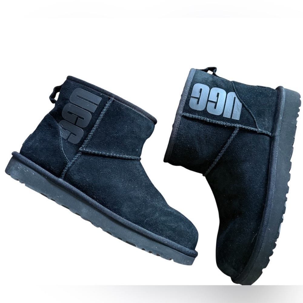 Classic Mini UGG | Rubber Logo